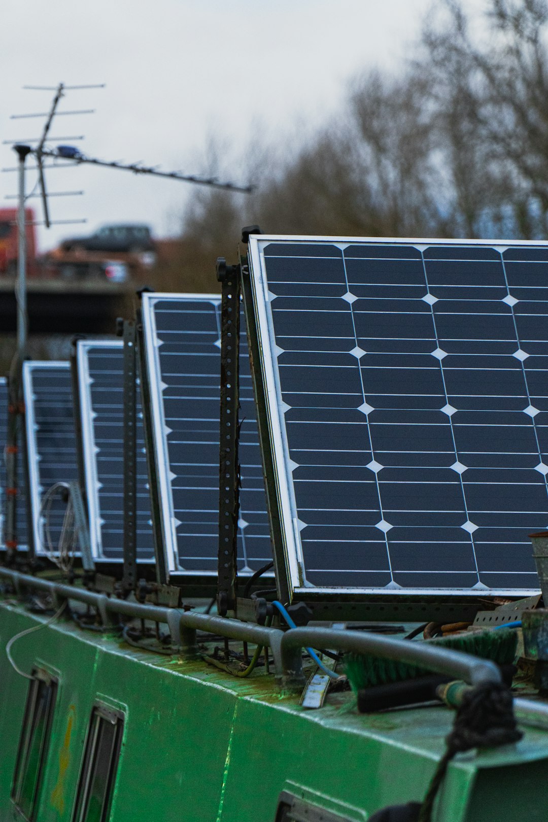 gallery-01 blue-solar-panels-on-green-metal-frame-7h-wbydlpvk