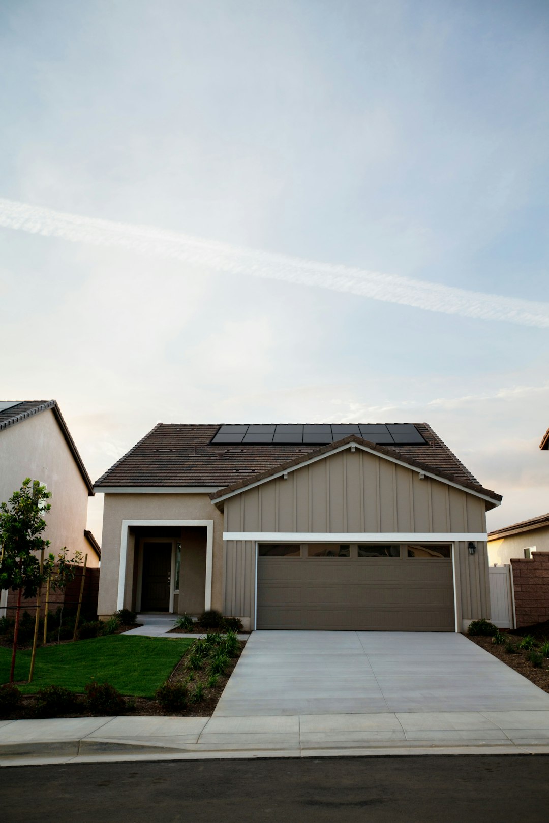 gallery-02 Vivint Solar - Solar Panels on small home with driveway from street.